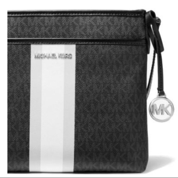 Michael Kors Handbags - Michael Kors Bedford Small Bag NWT
